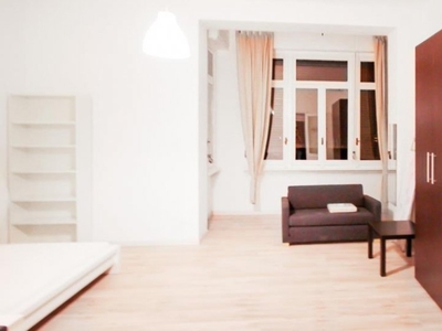 Stanza in affitto in appartamento con 5 camere da letto a Sondrio, Milano