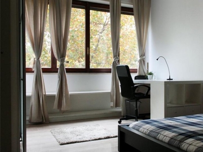 Stanza in affitto in appartamento con 6 camere da letto a Gioia, Milano