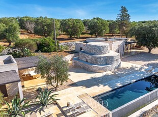 Affascinante villa di lusso con piscina a sfioro immersa in 8 ettari di uliveto in vendita a Carovigno, alle porte di Ostuni