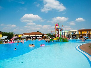 Appartamento a Castelnuovo Del Garda con piscina e terrazza