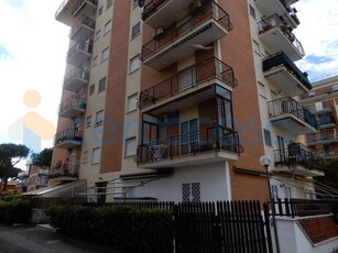 Appartamento Trilocale da ristrutturare, in vendita in Via Claudia, Ladispoli