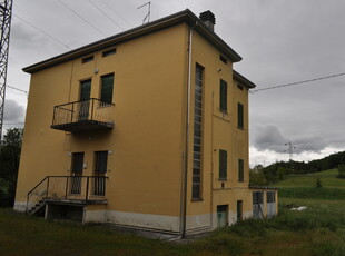 Casa indipendente in strada Pinzera - Fornovo di Taro