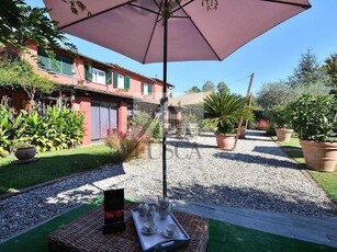 Casa Indipendente in Vendita a Lucca, zona Marlia, 700'000€, 180 m², arredato, con Box