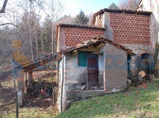 Casa semi indipendente da ristrutturare, in vendita in Domazzano, Borgo A Mozzano