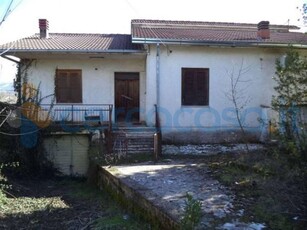 Casa semi indipendente da ristrutturare, in vendita in Localita Collenoci, Arce