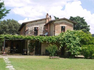 Casale Toscano in Vendita con Giardino Privato a Trequanda