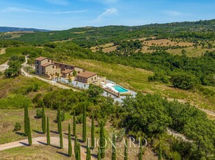 Elegante villa colonica con dependance in vendita sulle colline Toscane vicino a Montalcino