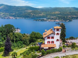 In vendita nella provincia di Verbania una splendida villa padronale con dépendance e ampio parco panoramico