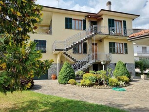 Licciana Nardi: Spaziosa Casa Indipendente con Ampio Giardino in Vendita a Monti, a pochi minuti da Aulla