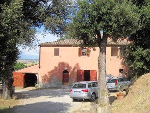Montalcino: Azienda Agricola con Casolare e 18 Ettari di Terreno in Vendita