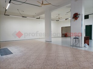 Negozio in Vendita a Taranto, 65'000€, 154 m²
