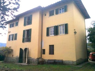 Porzione di Villa Storica con Terreno in Vendita a Montevarchi, Toscana