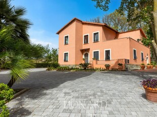 Prestigiosa residenza di lusso con ampio giardino e terrazza panoramica in vendita nell'Agro Romano, la campagna di Roma