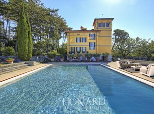 Prestigiosa villa con piscina in vendita vicino ad Arezzo