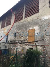 Rustico casale da ristrutturare, in vendita in Via Isonzo 5, Inverigo