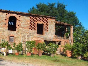 Rustico Casale in Vendita a Capannori con Vista Panoramica