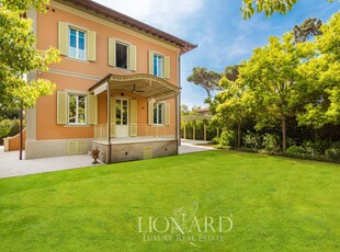 Splendida dimora in stile liberty finemente ristrutturata a due passi dal centro di Forte dei Marmi