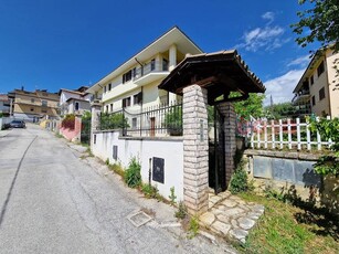 Villa bifamiliare in vendita a L'Aquila, via strada statale 5 bis, 7 - L'Aquila, AQ