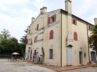 Villa di tre unità immobiliari con ampio giardino, via Roma, Quarto d'Altino