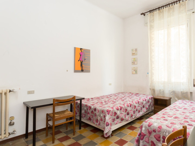 Camera arredata in appartamento con 2 camere da letto a Stadera, Milano