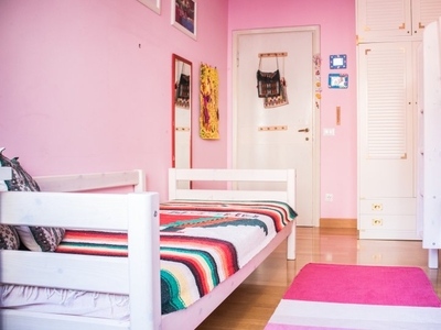 Camera colorata in appartamento con 2 camere da letto a Ostiense, Roma