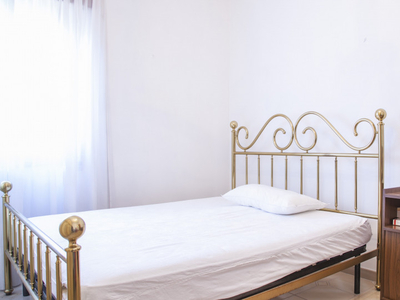 Stanza in affitto in appartamento con 3 camere da letto a Tuscolano, Roma