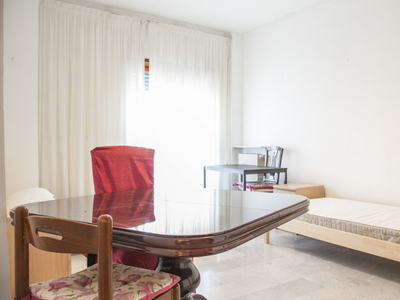 Stanza in affitto in appartamento con 3 camere da letto a Tuscolano, Roma