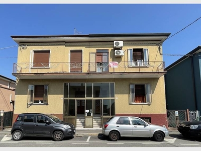 Villa bifamiliare in vendita a Legnago, Piazzetta Giosuè Carducci, 1 - Legnago, VR