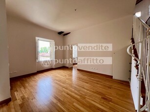 Appartamento in Affitto a Lucca, 2'200€, 200 m², arredato