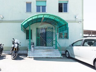 Appartamento in Affitto a Napoli, zona Agnano, 3'300€, 400 m²