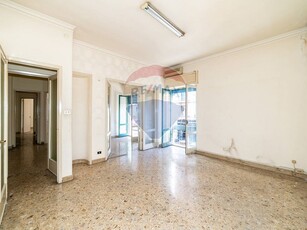 Appartamento in Vendita a Catania, zona Province, 185'000€, 165 m²