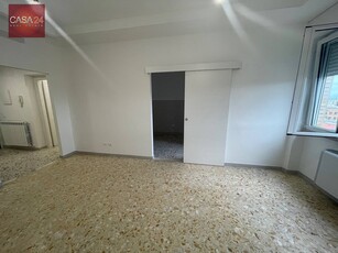 Appartamento in Vendita a Latina, zona R1 Zona Tribunale, 210'000€, 130 m²