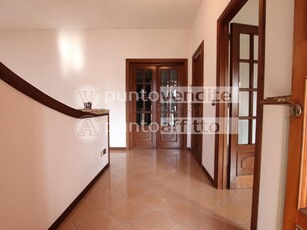 Appartamento in Vendita a Lucca, zona Santa Maria a Colle, 220'000€, 130 m², con Box