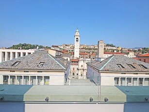 Attico in Affitto a Bergamo, zona Centrale, 3'600€, 227 m²