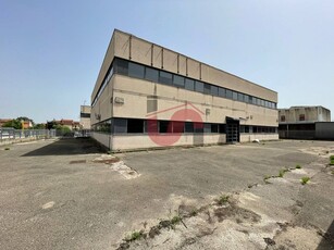 Capannone in Vendita a Benevento, zona CONTRADE, 390'000€, 846 m²