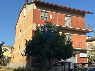 Casa Indipendente in Vendita a Benevento, zona Libertà, 545'000€, 520 m²