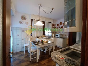 Casa Indipendente in Vendita a Pordenone, zona Centro, 320'000€, 241 m²