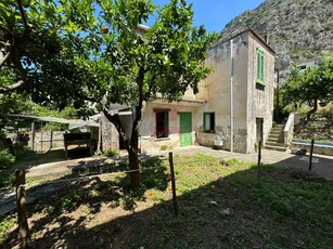 Casa Indipendente in Via Del Lauro, Meta (NA)