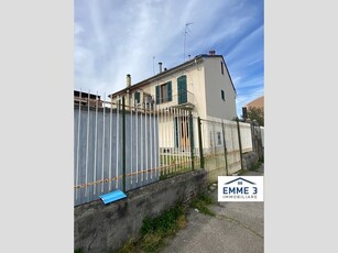 Casa Semi Indipendente in Vendita a Alessandria, zona Cristo, 99'000€, 185 m²