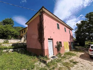 Casa semi indipendente in vendita a Camerino Macerata Località Sellano