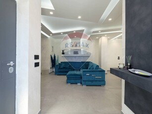 Casa Semi Indipendente in Vendita a Napoli, zona San Carlo Arena, 286'000€, 200 m²