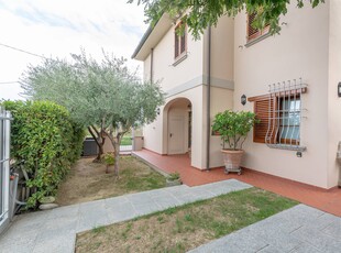 Casa semi indipendente in Via Giulio Braga in zona Tavola a Prato