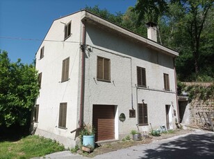 Casa singola da ristrutturare a Rosora