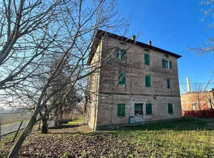 Casa singola da ristrutturare con giardino privato di mq. 600