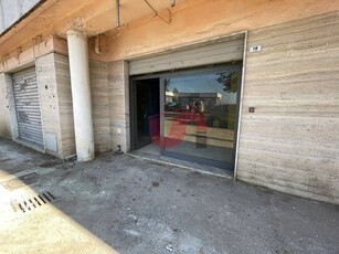 Immobile commerciale in Affitto a Benevento, zona Centro, 1'290€, 225 m²