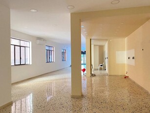 Immobile commerciale in Affitto a Palermo, zona San Lorenzo, 3'000€, 650 m²