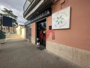 Immobile commerciale in Vendita a Benevento, 143'000€, 120 m²