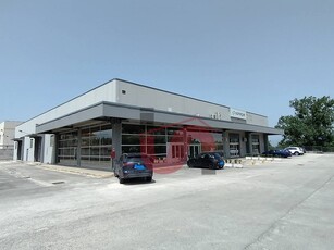 Immobile commerciale in Vendita a Benevento, zona CONTRADE, 1'390'000€, 2320 m²
