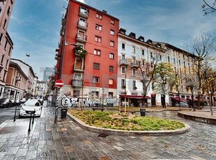 Isola, ampio bilocale con balcone e ascensore