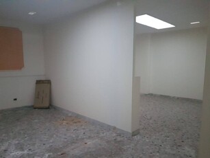 Negozio in Affitto a Benevento, zona CENTRO STORICO, 2'000€, 400 m²